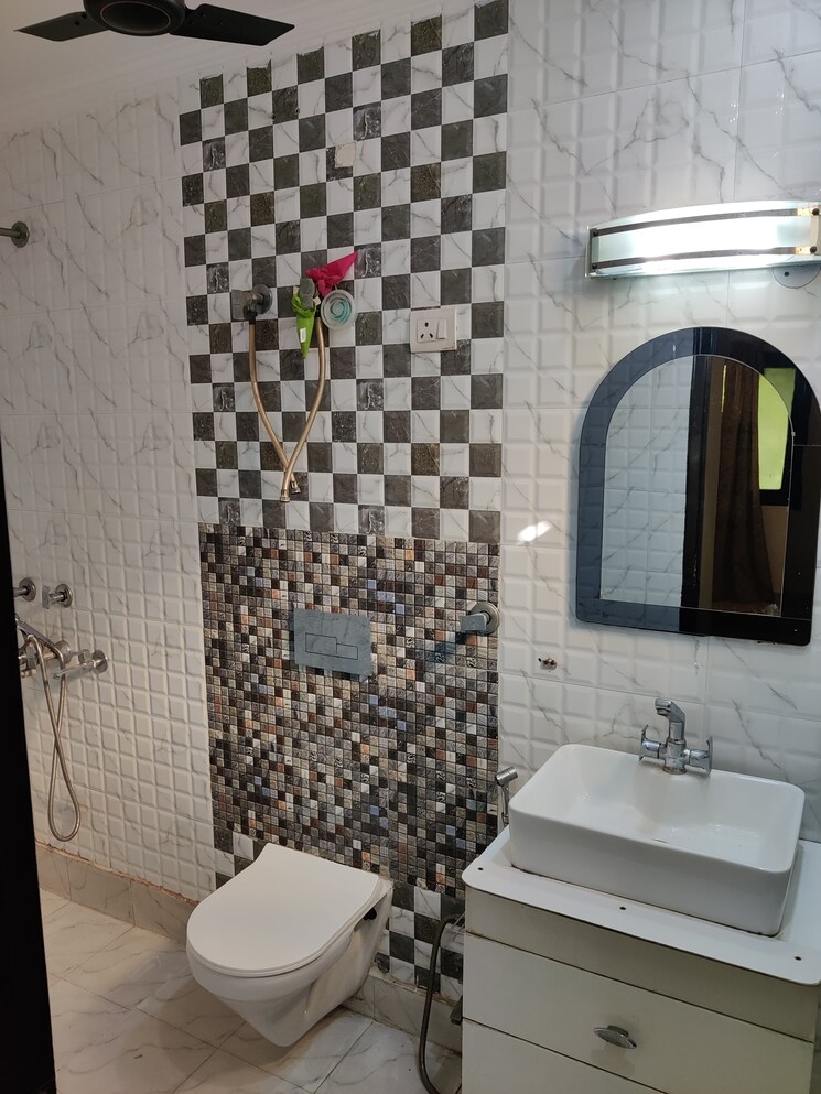 Bathroom, paschim vihar 3 Bedroom 1500 Sq.Ft. Builder Floor In Paschim Vihar Delhi 8884036