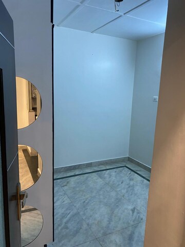 Room in 2 BHK Apartment at Paschim Vihar – for Rent