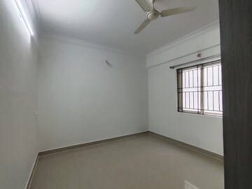 Room in 2 BHK Apartment at SV Lakeview, Hsr Layout – for Rent