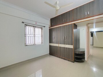 Room in 2 BHK Apartment at SV Lakeview, Hsr Layout – for Rent