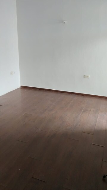 Room in 2 BHK Apartment at Amrapali Silicon City, Sector 76 – for Sale