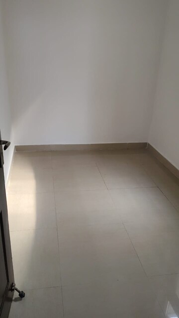 Room in 2 BHK Apartment at Amrapali Silicon City, Sector 76 – for Sale