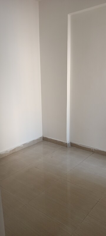 Room in 3.5 BHK Apartment at Sunworld Central, Sector 107 – for Rent