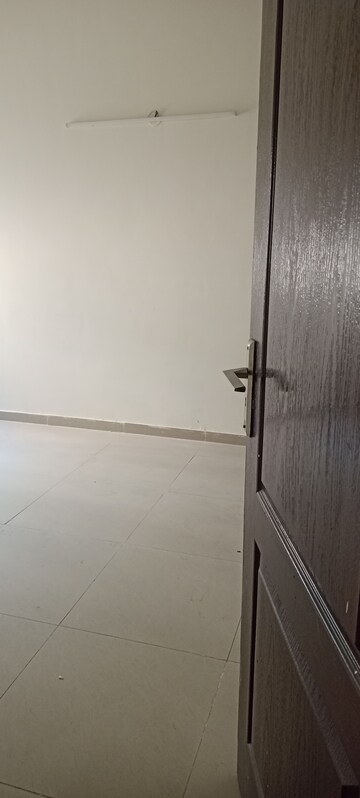 Furnished Amenities in 3.5 BHK Apartment at Sunworld Central, Sector 107 – for Rent
