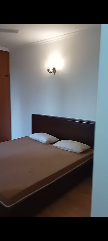 Furnished Amenities in 4 BHK Apartment at DLF Westend Heights, Sector 53 – for Rent