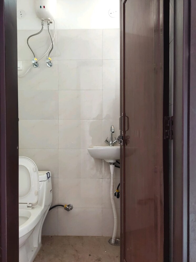 Bathroom, patel nagar 2 Bedroom 640 Sq.Ft. Builder Floor In Patel Nagar Gurgaon 8868945