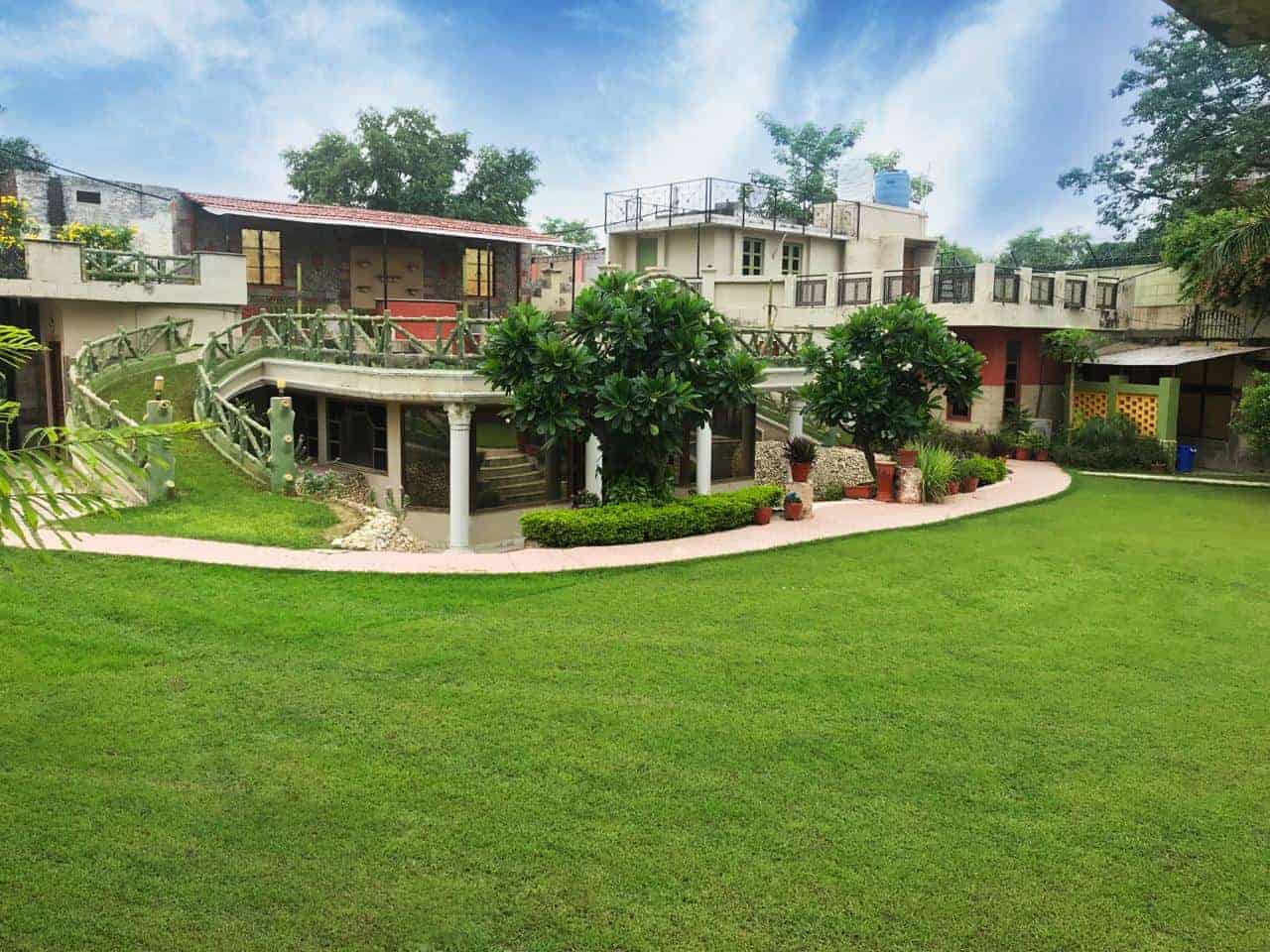 6 BHK + Pooja Room,Servant Room,Study Room,Extra Room Villa For Sale in Sainik Farm