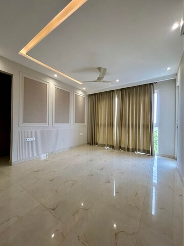 Room in 3 BHK Builder Floor at Sector 9 – for Rent