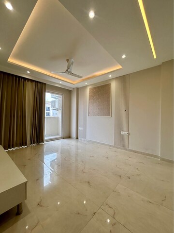 Room in 3 BHK Builder Floor at Sector 9 – for Rent