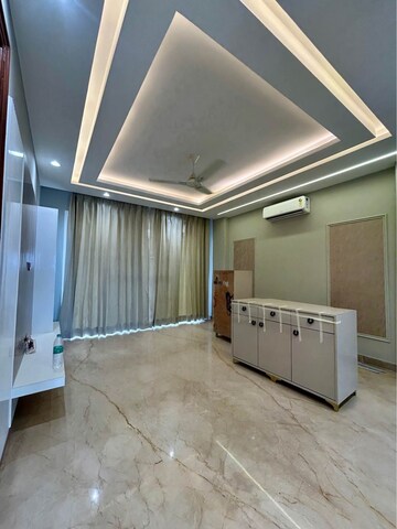 Room in 3 BHK Builder Floor at Sector 9 – for Rent