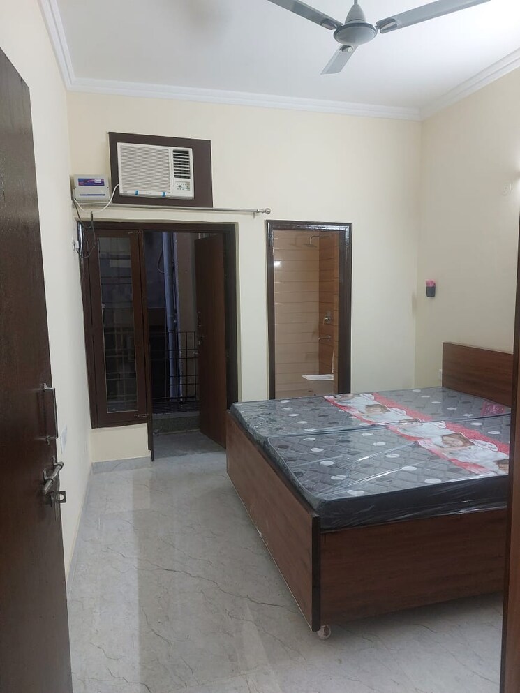 Room, sector 27 2 Bedroom 800 Sq.Ft. Builder Floor In Sector 27 Gurgaon 8884936