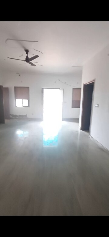 Room in 6 BHK Independent House at RWA Apartments, Sector 31 – for Sale
