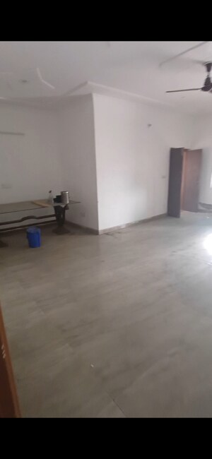 Room in 6 BHK Independent House at RWA Apartments, Sector 31 – for Sale