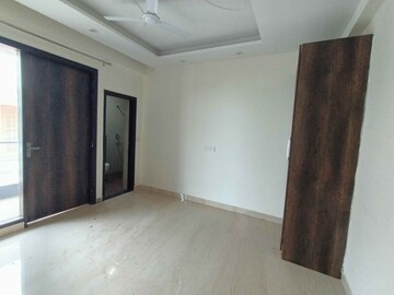 Room in 3 BHK Builder Floor at Sector 9a – for Rent