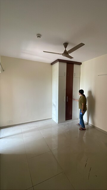 Room in 2 BHK Apartment at Landcraft Golflink Villas, Pandav Nagar – for Rent