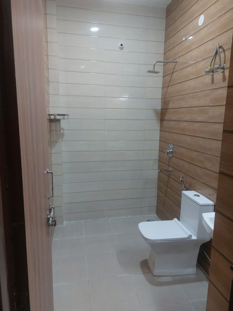 Bathroom, sector 27 2 Bedroom 1400 Sq.Ft. Builder Floor In Sector 27 Gurgaon 8885125
