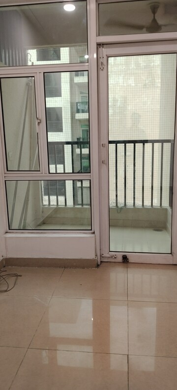 Room in 2 BHK Apartment at Gaur City 2 - 14th Avenue, Sector 16c Greater Noida – for Rent