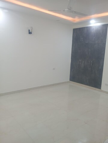 Room in 4 BHK Builder Floor at Sector 28 – for Rent