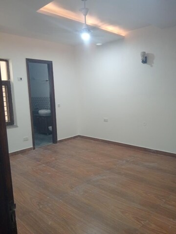 Room in 4 BHK Builder Floor at Sector 28 – for Rent