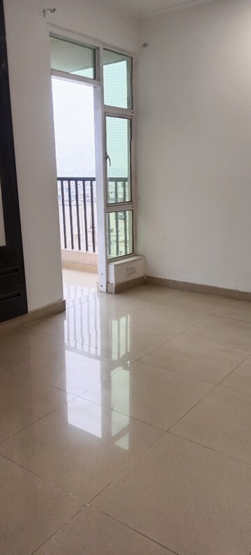 Room in 2 BHK Apartment at Gaur City 2 - 14th Avenue, Sector 16c Greater Noida – for Rent