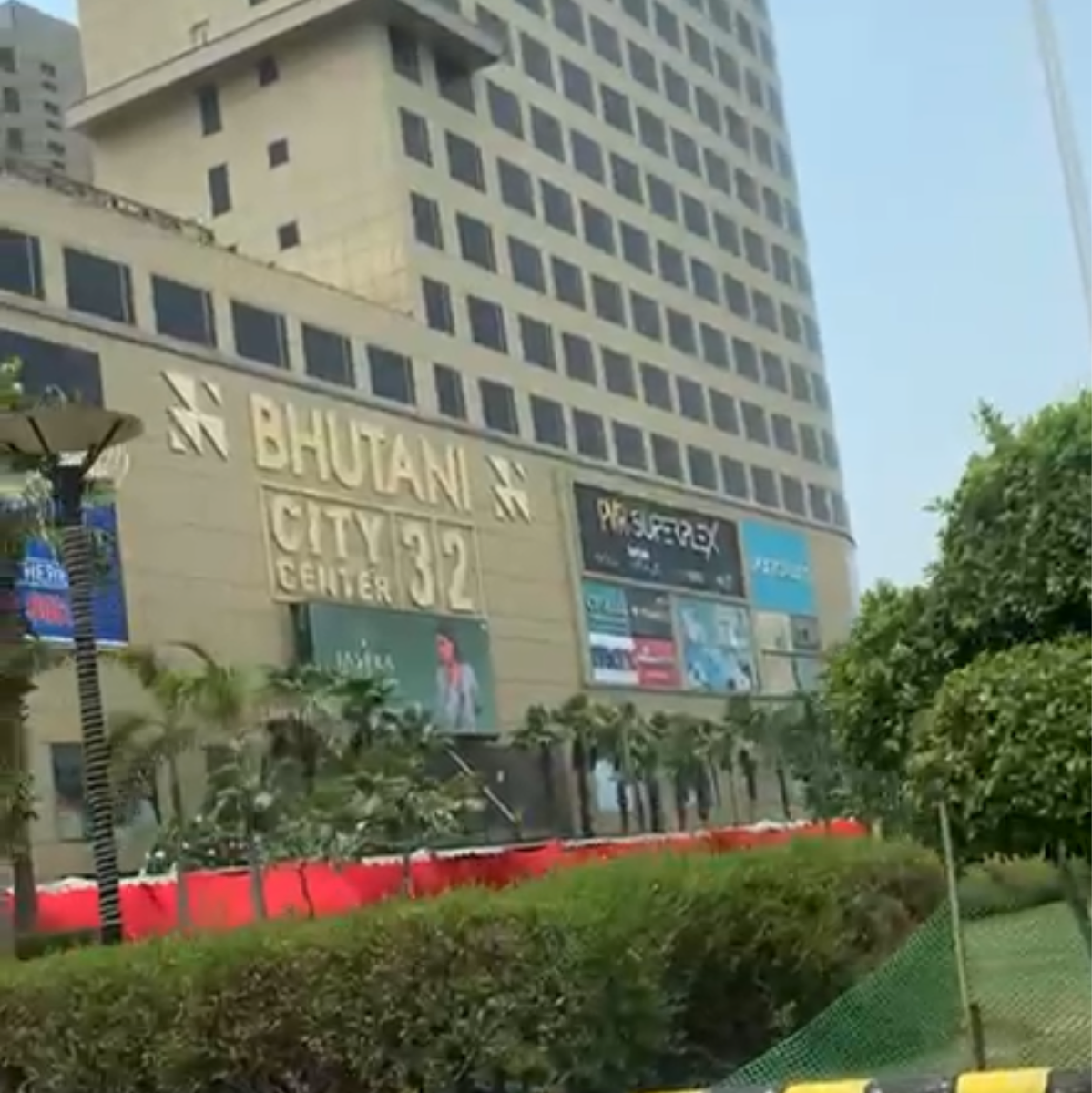 Showroom For Sale in Bhutani City Center 32