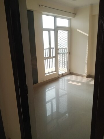 Room in 3 BHK Apartment at Gaur City 5th Avenue, Sector 4 Greater Noida – for Rent