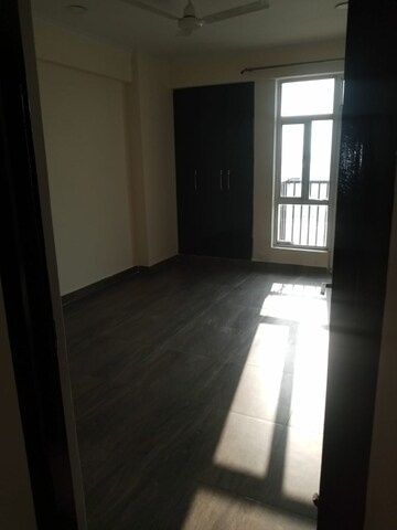 Room in 3 BHK Apartment at Gaur City 5th Avenue, Sector 4 Greater Noida – for Rent