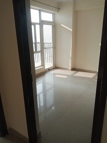 Room in 3 BHK Apartment at Gaur City 5th Avenue, Sector 4 Greater Noida – for Rent