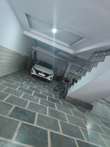 Parking in 2 BHK Builder Floor at Dwarka Mor – for Rent
