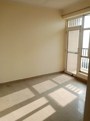 Room in 3 BHK Apartment at Gaur City 5th Avenue, Sector 4 Greater Noida – for Rent