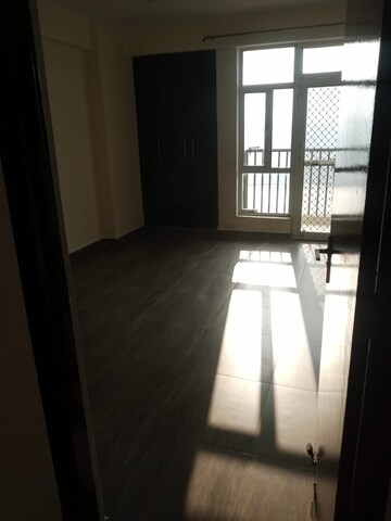 Room in 3 BHK Apartment at Gaur City 5th Avenue, Sector 4 Greater Noida – for Rent