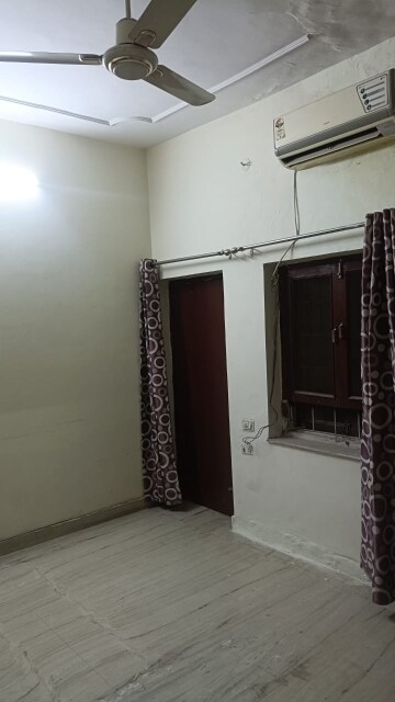 Room in 2.5 BHK Builder Floor at The Mall Avenue – for Rent