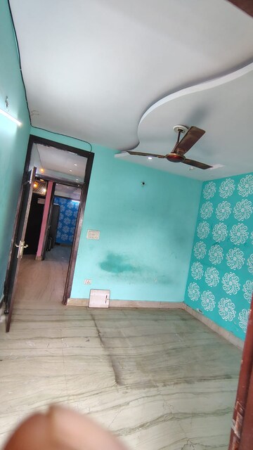 Room in 3 BHK Builder Floor at Dwarka Mor – for Rent