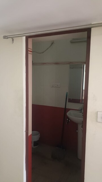 Furnished Amenities in 2.5 BHK Builder Floor at The Mall Avenue – for Rent