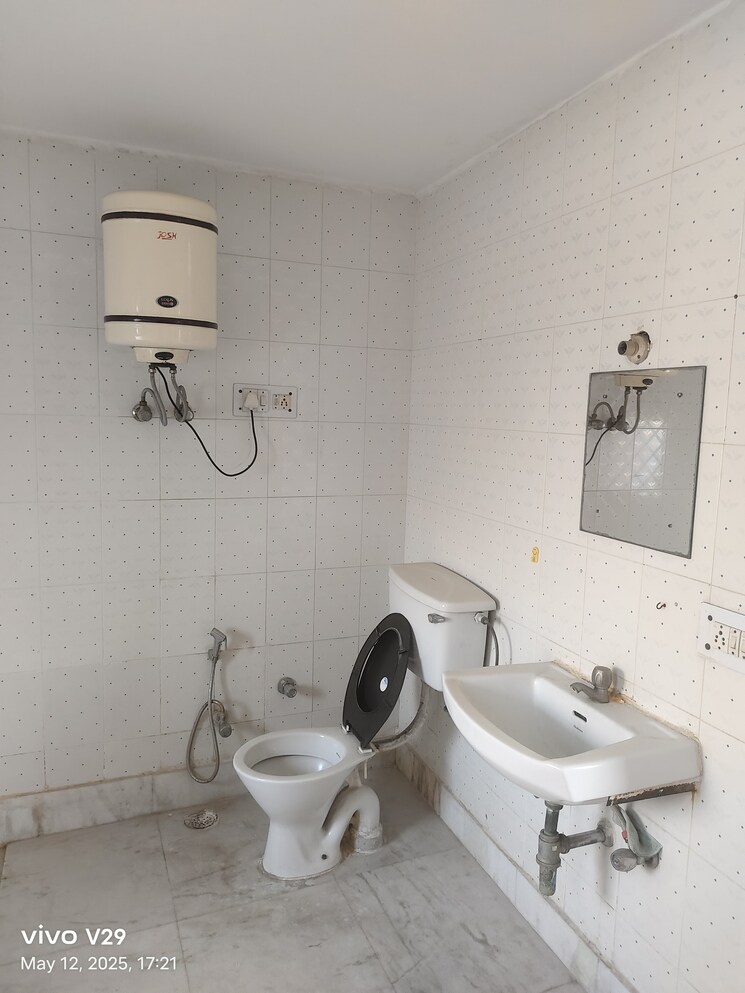 Bathroom, technocrat-cgh-society 3 Bedroom 2150 Sq.Ft. Apartment In Sector 56 Gurgaon 8886098