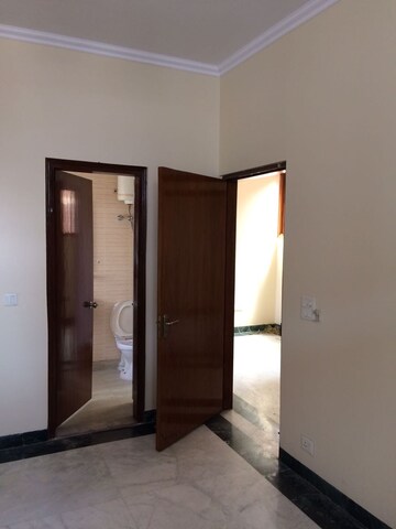 Room in 2 BHK Builder Floor at Sarvapriya Vihar – for Rent