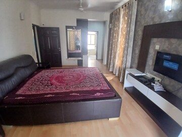 Bedroom in 2 BHK Apartment at DLF Regency Park I, Dlf Phase iv – for Rent