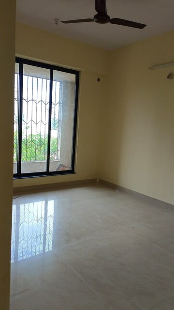 Room in 2 BHK Apartment at Vastu Tower, Malad West – for Rent