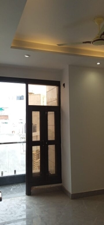 Room in 3 BHK Apartment at Igi Airport Area – for Sale