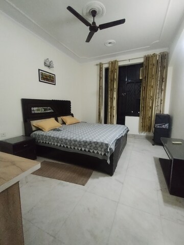 Furnished Amenities in 3 BHK Builder Floor at Ansal Sushant Lok I, Sector 43 – for Rent