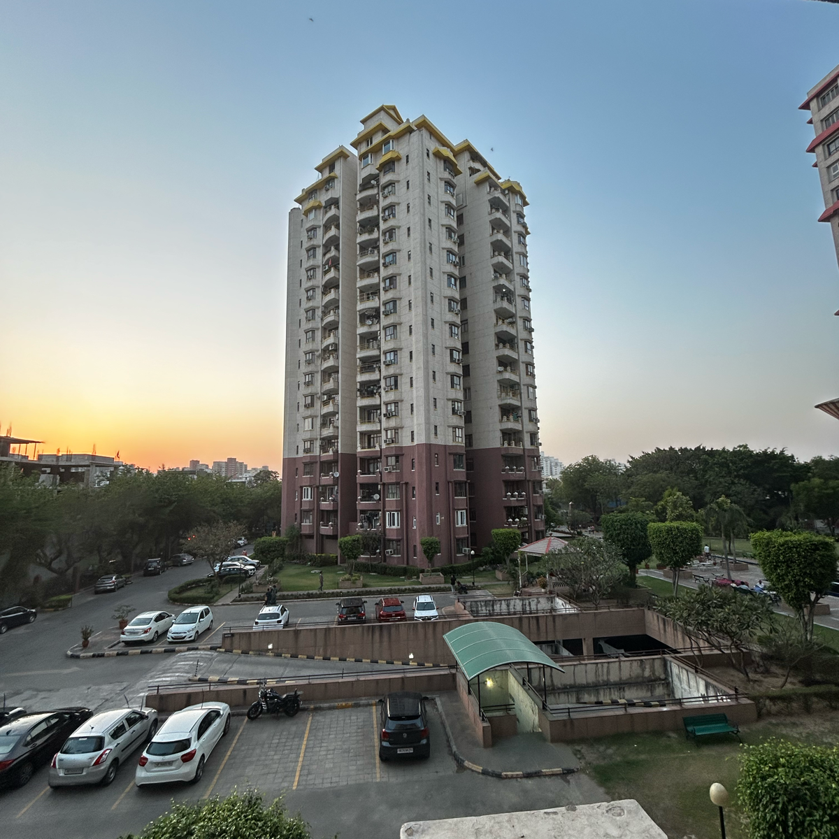 3.5 BHK + Servant Room Apartment For Rent in Unitech Palms