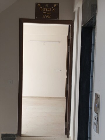 Building Lobby in 2.5 BHK Builder Floor at Smart World Gems, Sector 89 – for Rent