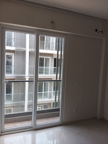 Room in 2.5 BHK Builder Floor at Smart World Gems, Sector 89 – for Rent