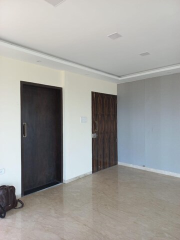 Room in 4 BHK Apartment at Dunhill Apartment, Khar West – for Sale