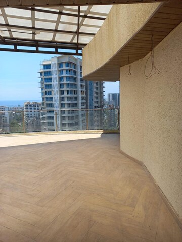 Room in 4 BHK Apartment at Dunhill Apartment, Khar West – for Sale