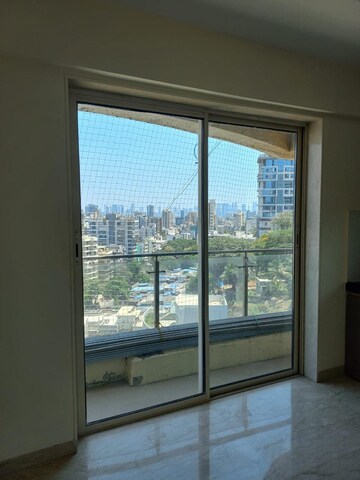 Room in 4 BHK Apartment at Dunhill Apartment, Khar West – for Sale