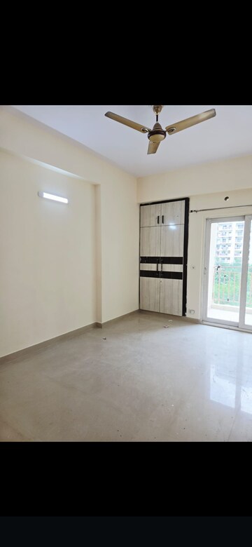 Room in 3 BHK Apartment at Mahagun Moderne, Sector 78 – for Sale