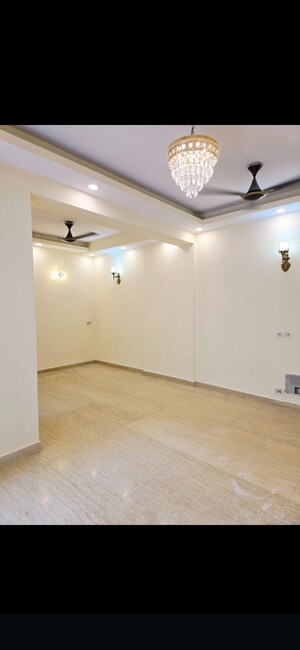 Room in 3 BHK Apartment at Mahagun Moderne, Sector 78 – for Sale