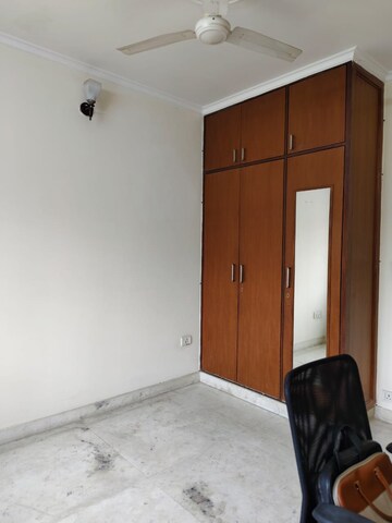 Room in 5 BHK Apartment at B2 Green Glade Apartments, Vasant Kunj – for Sale