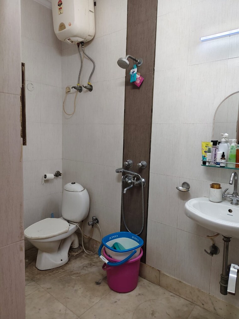 Bathroom, b2-green-glade-apartments 5 Bedroom 5000 Sq.Ft. Apartment In Vasant Kunj Delhi 8887881